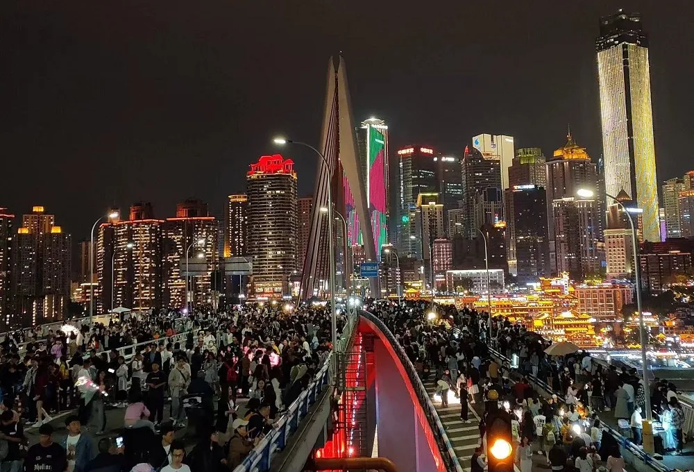 【有片】中國五一假期13.6億人次出行　3億人次出遊花費逾7400億