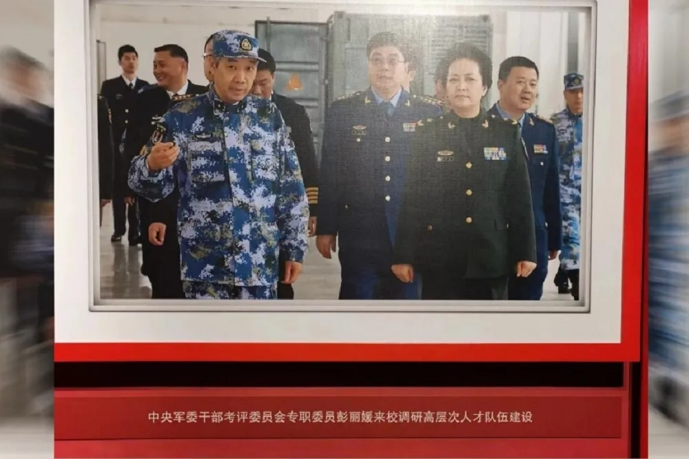 釋出彭麗媛軍裝視察照有深意