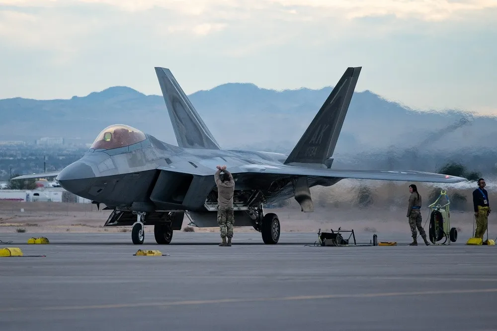 美空軍單價108億最強F-22戰機演習發生意外　所幸飛官並無大礙