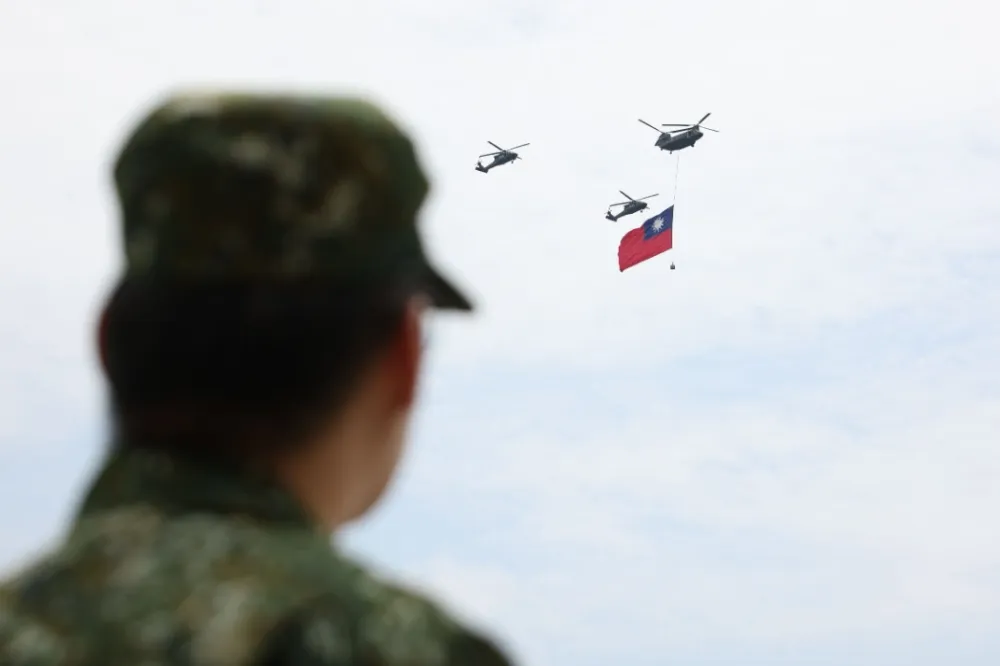 520總統就職典禮國旗機隊添生力軍　海軍反潛直升機首次入列