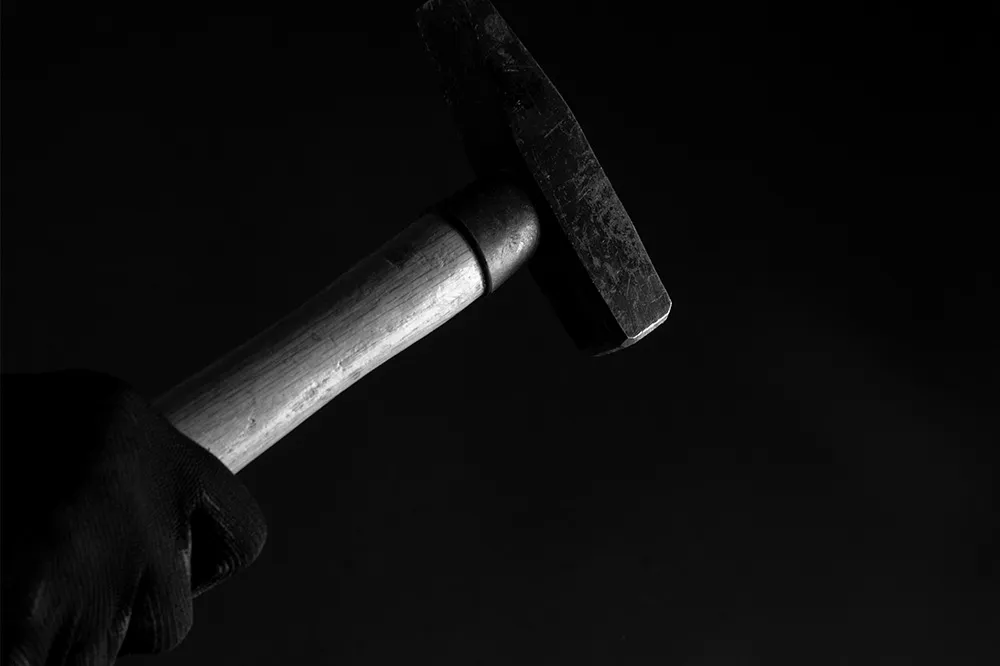 惡狼鐵鎚劫殺性侵「師鐸獎女教師」卻逃死　丈夫淚訴：對家屬公平嗎？