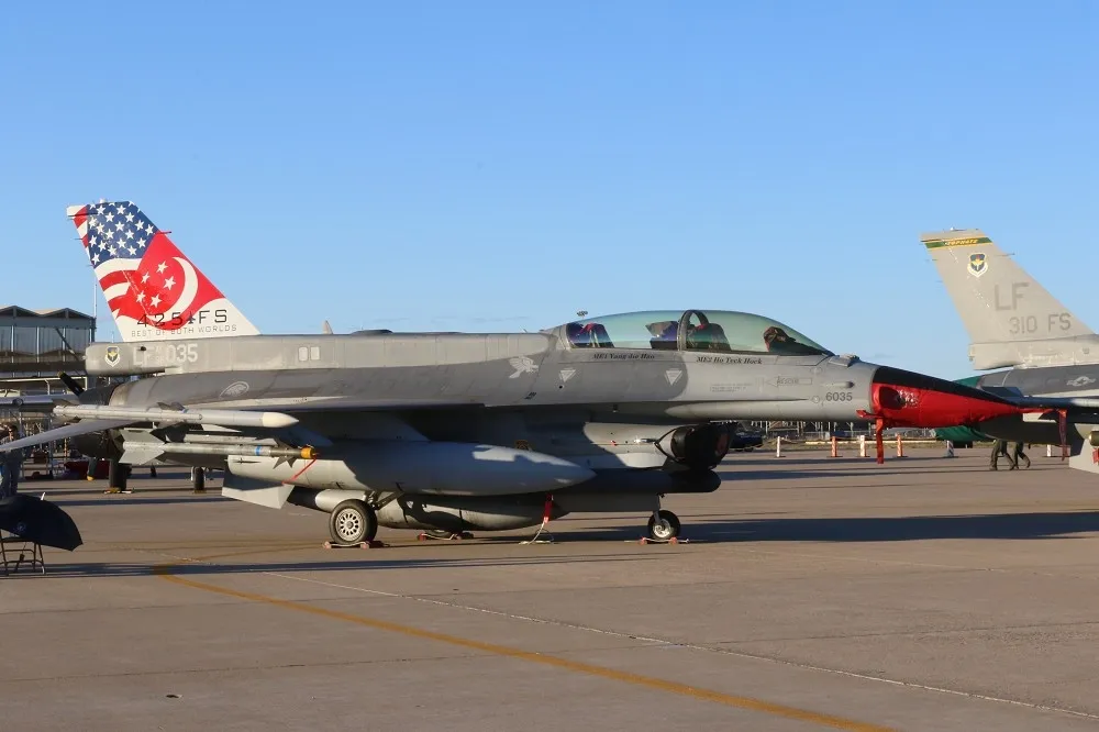 新加坡F-16戰機發生墜機意外　飛官輕傷送醫治療