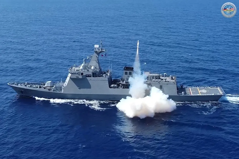 【有片】菲律賓「荷西．黎剎號」巡防艦　「肩並肩2024」首度射飛彈擊沉靶艦