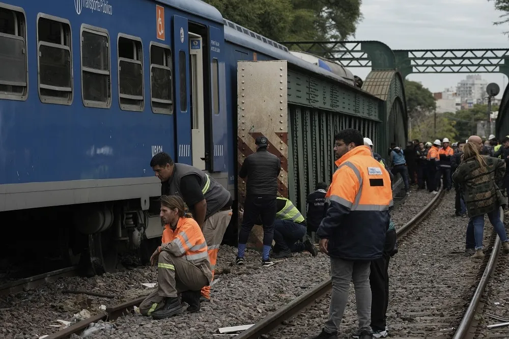 阿根廷客運列車撞擊貨車後出軌　至少90人受傷