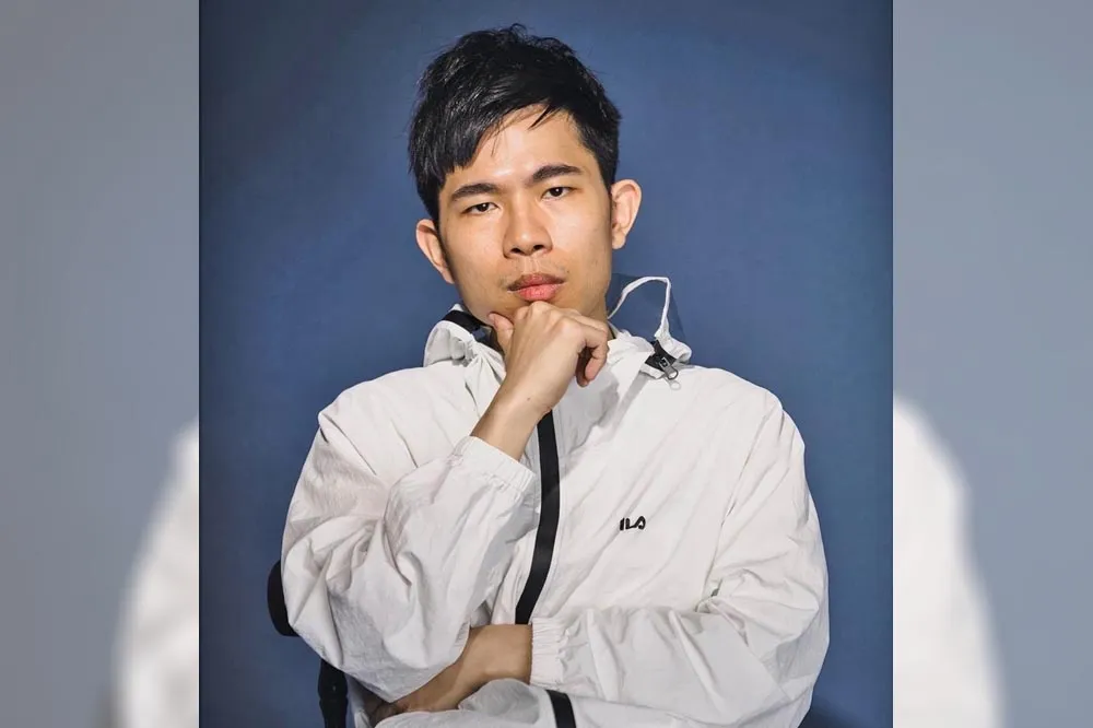 蹭熱度蹭出事！網紅反骨男孩「培根」信義區撒假鈔　遭警約談鞠躬道歉