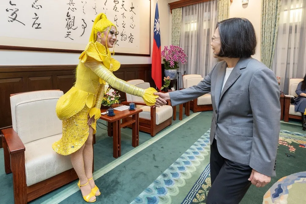 變裝皇后進總統府熱舞　妮妃雅淚謝蔡英文「8年來貢獻成台灣的媽媽」