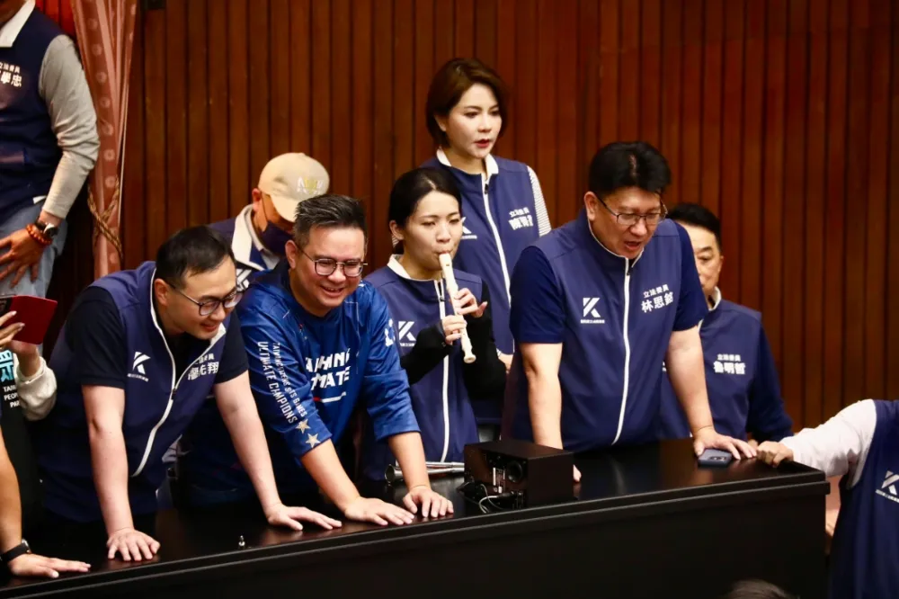 【立院亂絮】徐巧芯靠魔笛走音制霸全場　邱議瑩被叫長輩怒飆「猴死囡仔」