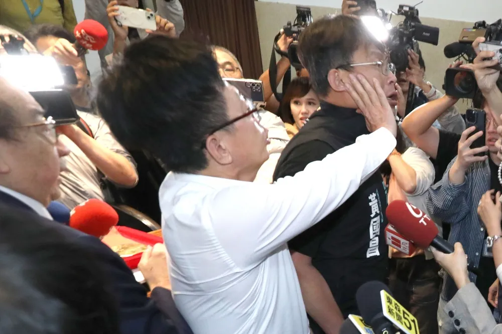立院大亂鬥！黃國昌不滿被插隊咆哮　綠委「一巴掌」反嗆：不要噴口水