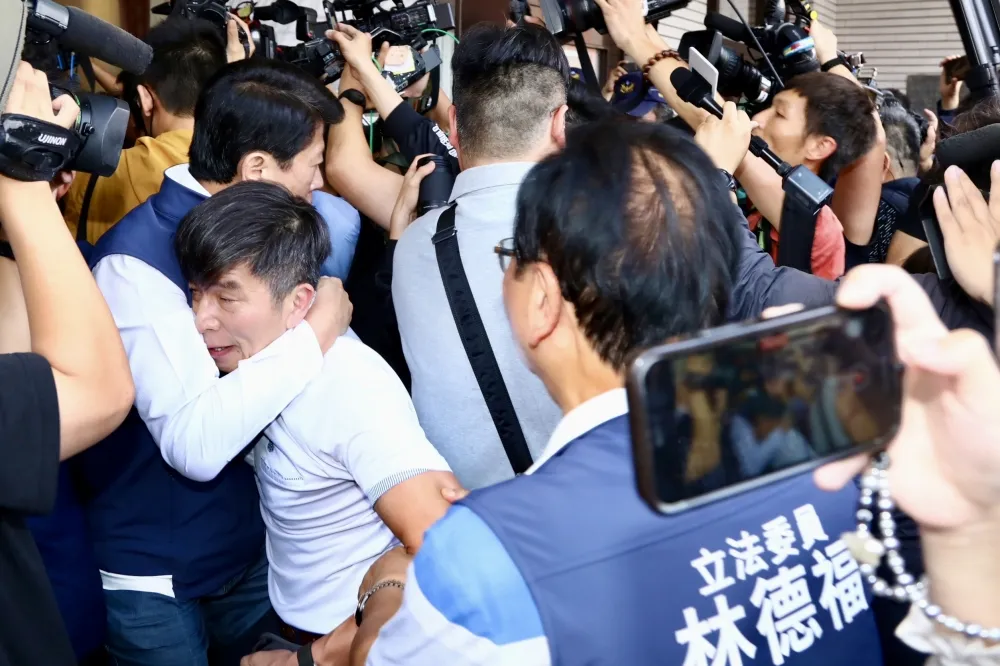 【立院格鬥場】謝龍介鎖喉鍾佳濱　高喊：這裡我管的