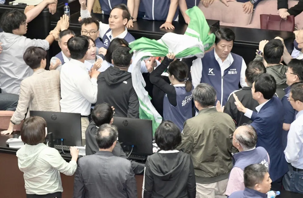 【立院格鬥場】徐巧芯把民進黨旗當「套索」　綠委差點被勒脖