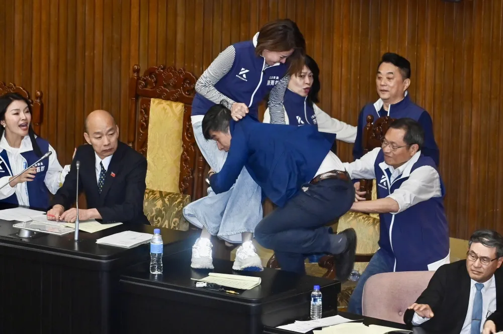 【立院格鬥場】遭鍾佳濱衝上台「抱摔」　陳菁徽：譴責噁男行為將提告