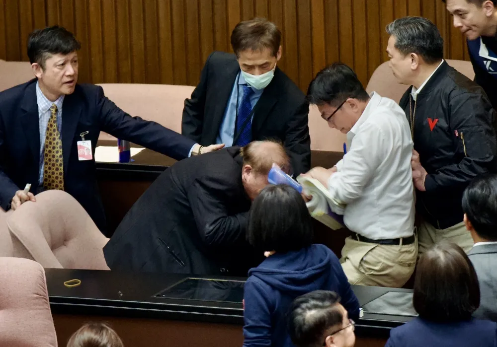 【立院運動場】郭國文快手「抄截」　搶走周萬來手中一疊資料開溜