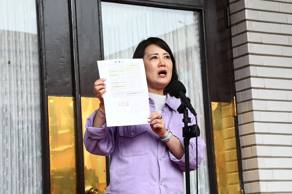 鍾佳濱「抱摔」行徑惹議　吳思瑤叫屈：他是翩翩君子不該被汙衊
