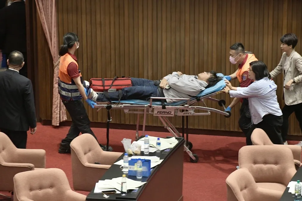 不斷更新／綠委搶攻主席台遭藍營拉下　藍綠5立委分別送醫