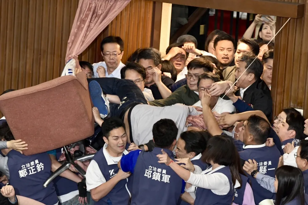 【現場直擊】藍綠立委8波衝突全武行　互嗆控性騷、殺人未遂