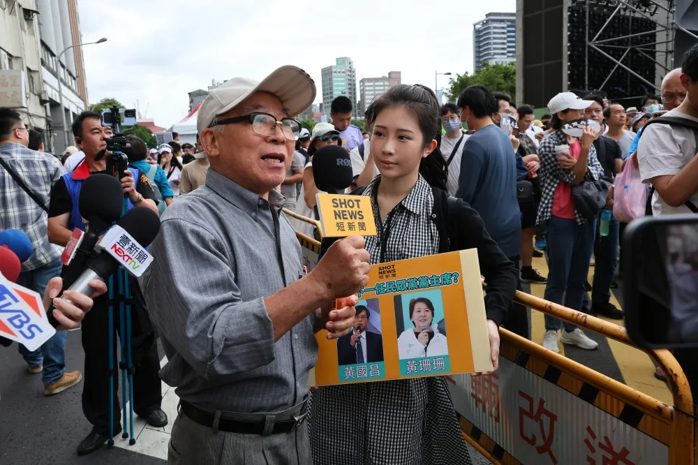 雞排妹現身民眾黨遊行　現場街訪小草「昌、珊誰適合黨主席」