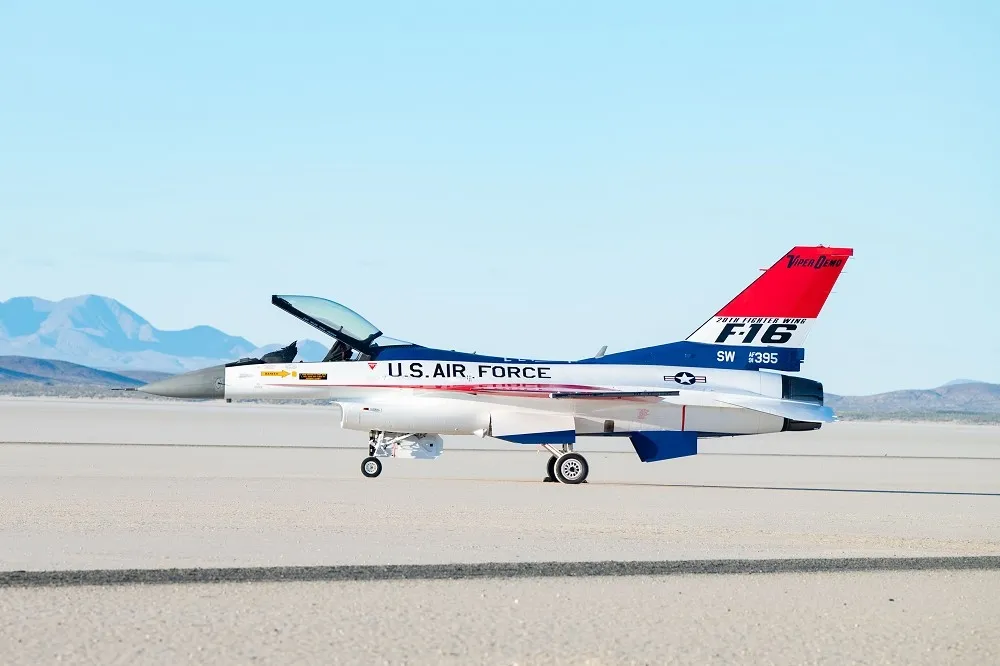 【有片】最熱銷戰機F-16慶祝首飛50周年　重現紅白藍3色經典塗裝