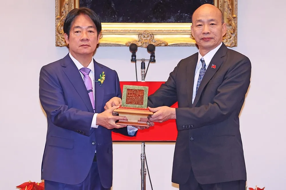 【520就職典禮】賴清德繫紫色迷彩領帶　從韓國瑜手中接下「2玉璽、2印章」
