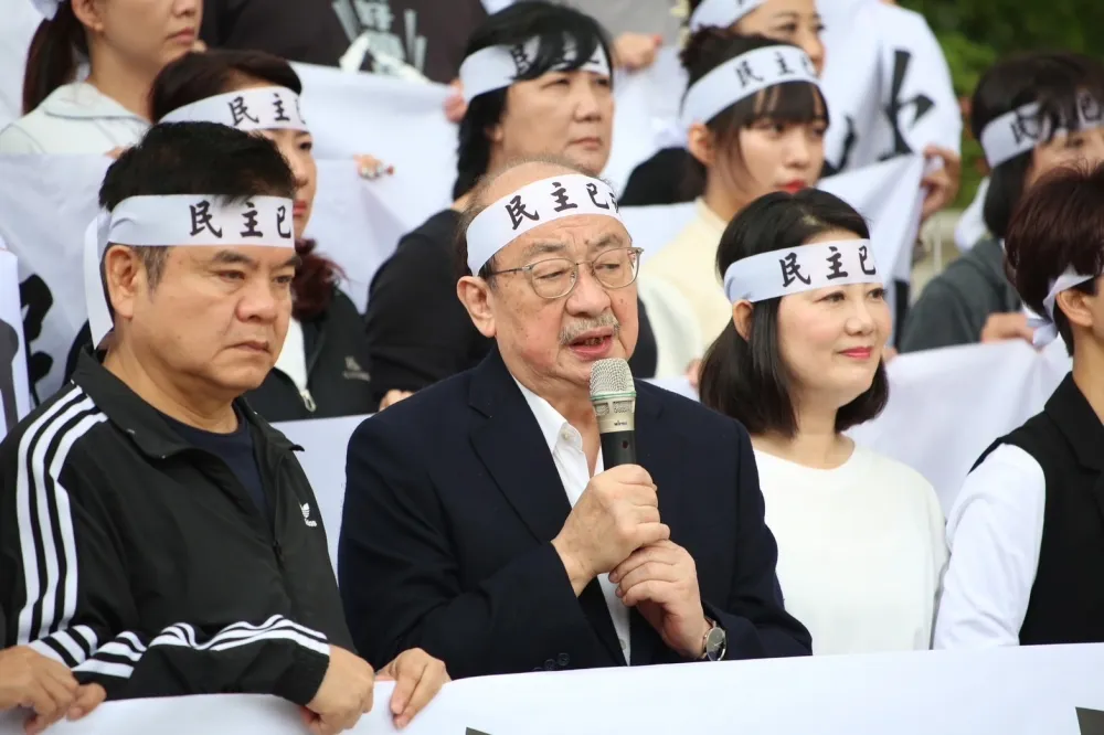 民進黨綁布條進議場　柯建銘喊話：國家淪亡在韓國瑜一念之間