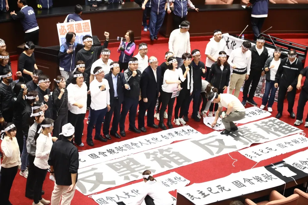 不滿國民黨團搶佔主席台　綠營喊出「反黑箱、反擴權」抵制