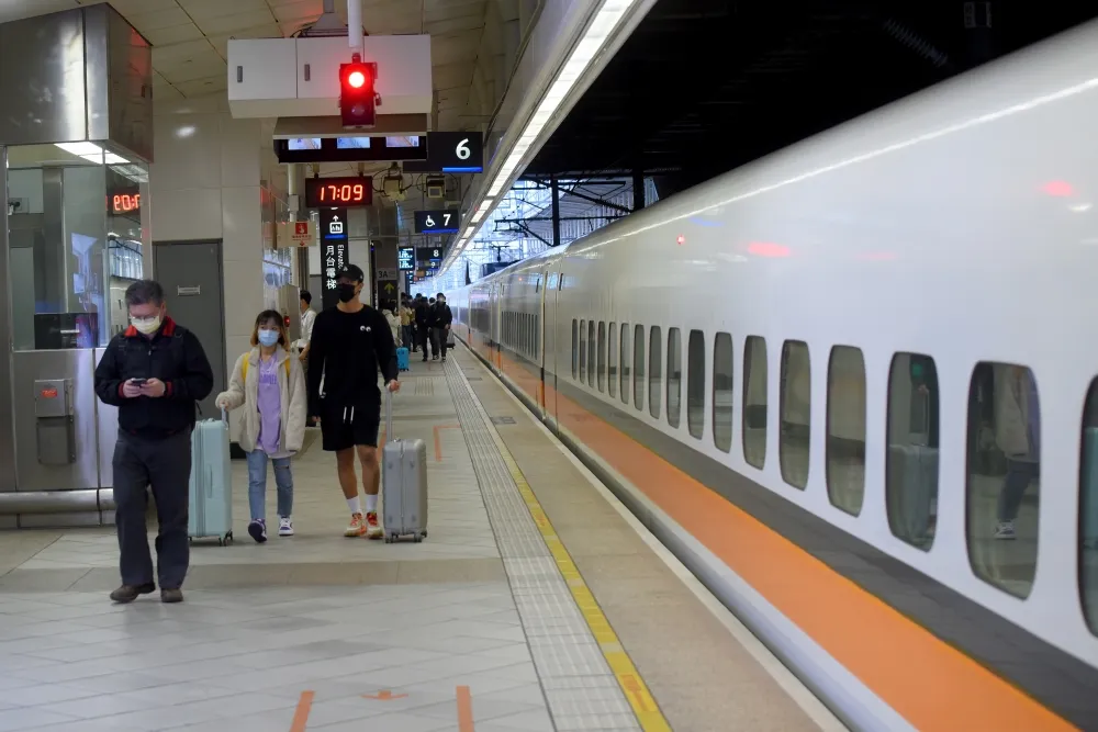 高鐵進台北站一片漆黑　台電供電異常5列車延遲