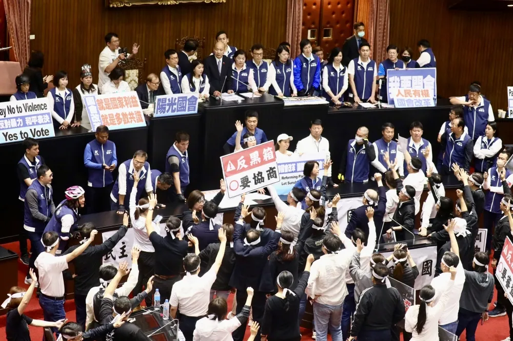 藍白拚國會改革6成5民眾力挺　民進黨負面聲量暴增拖垮好感度