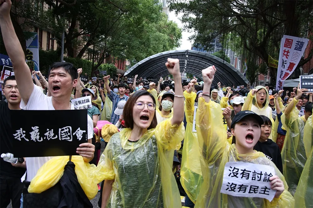 立院藍綠對峙　院外民團集結3千人要長期抗戰「反黑箱」