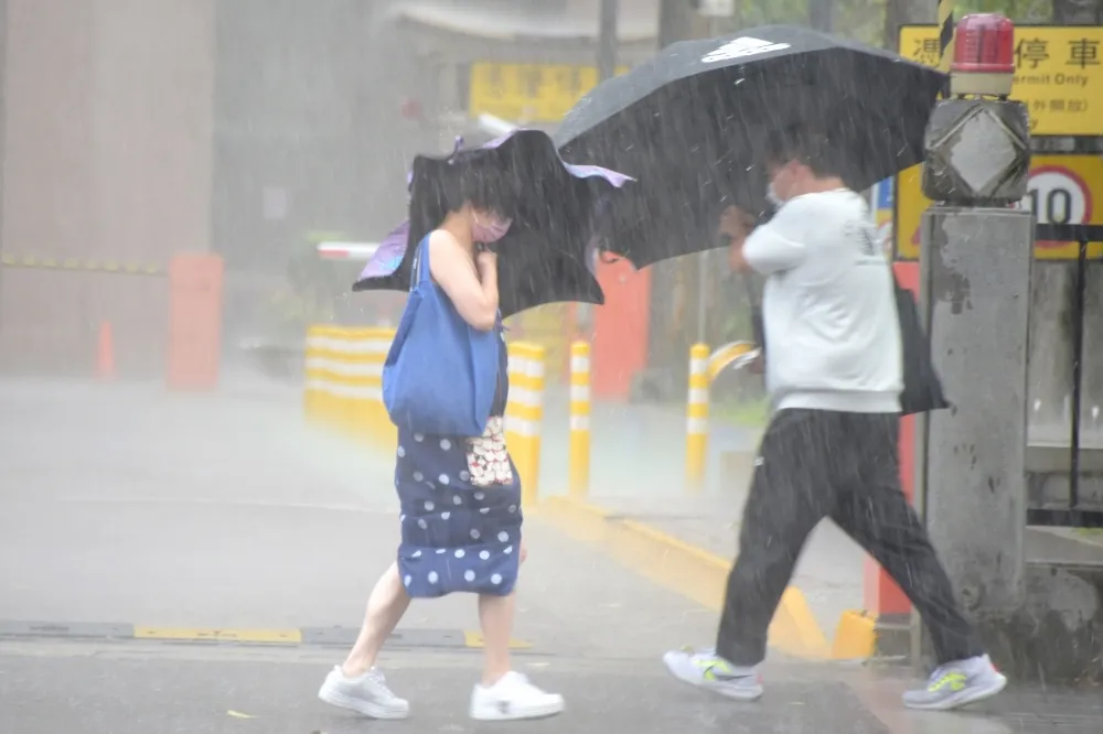 下班砸雨彈！14縣市豪大雨特報　雙北防雷擊強陣風、1地淹水警戒