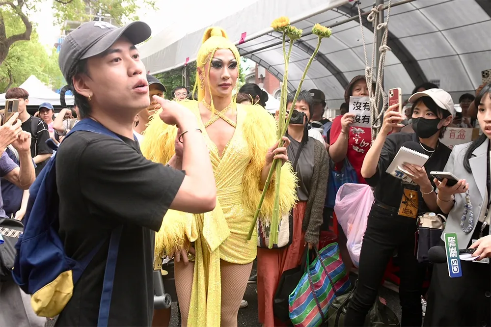 變裝皇后妮妃雅聲援民間團體　手持太陽花抗議反黑箱