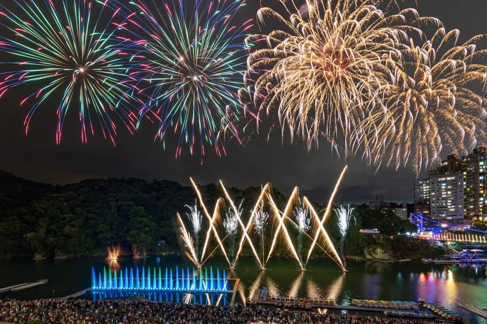 2024 碧潭水舞煙火施放時間先筆記！300 秒煙火點亮夜空　大稻埕煙火 7 月接力登場