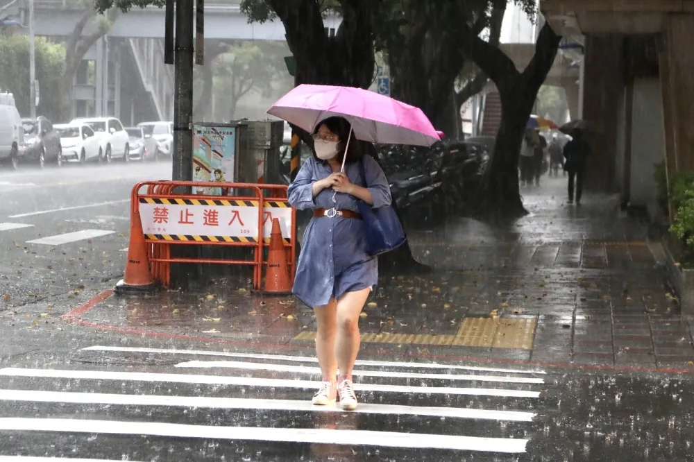 梅雨季終於來了！全台接力降雨　下周還有鋒面雨勢恐更大