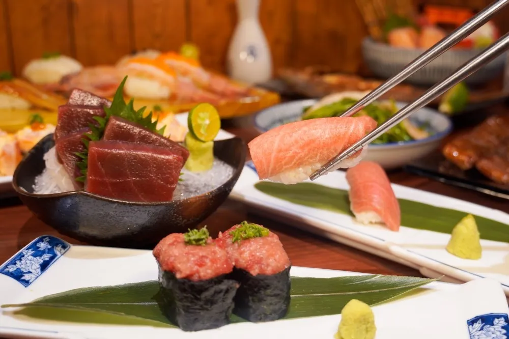 「狗一下居酒食堂」黑鮪魚季快閃開跑！忠孝店推每日 20 組吃到飽方案、黑鮪魚刺身無限供應