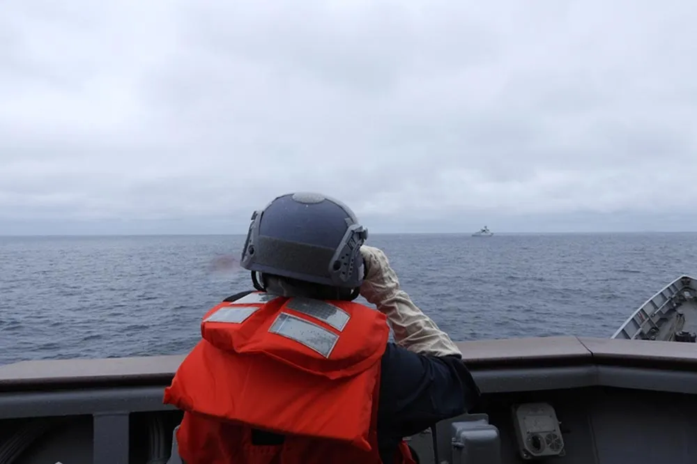【好煩片】中國解放軍「紹興艦」靠很近　國軍班超艦全程監視