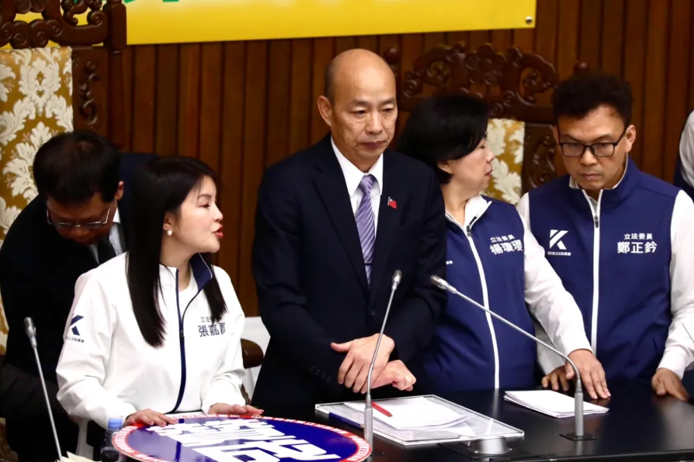 立院吵不停！柯建銘要求主席發言「大聲一點」　韓國瑜動怒：請你們黨團安靜