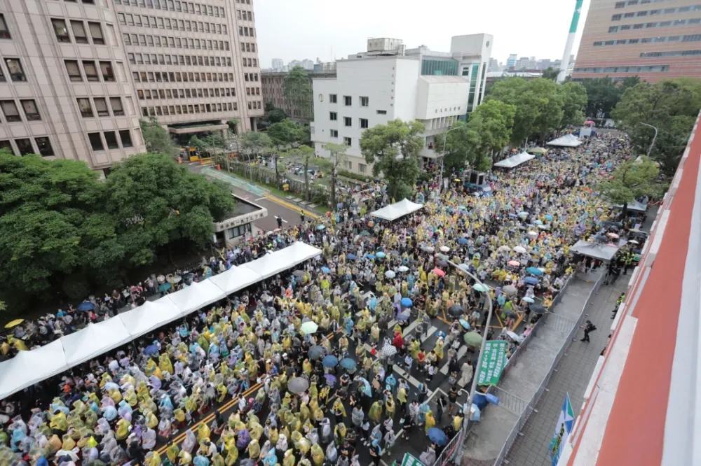 10萬民眾包圍立院　賴清德發文感謝：青年力量就是台灣民主價值