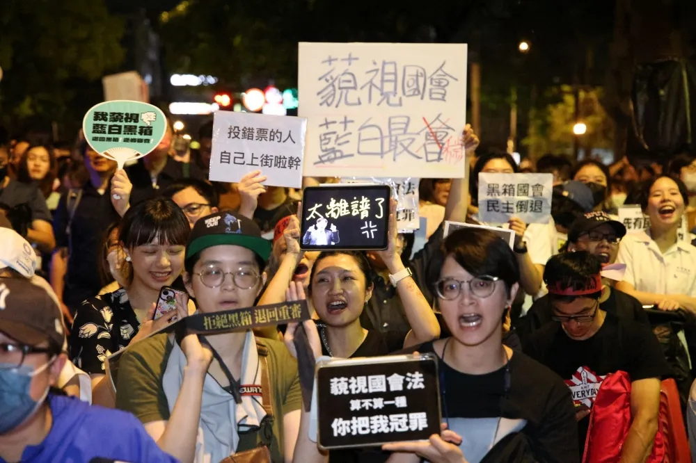 補教老師稱「社運妹最好上是真的」　起底有性騷紀錄遭補習班開除