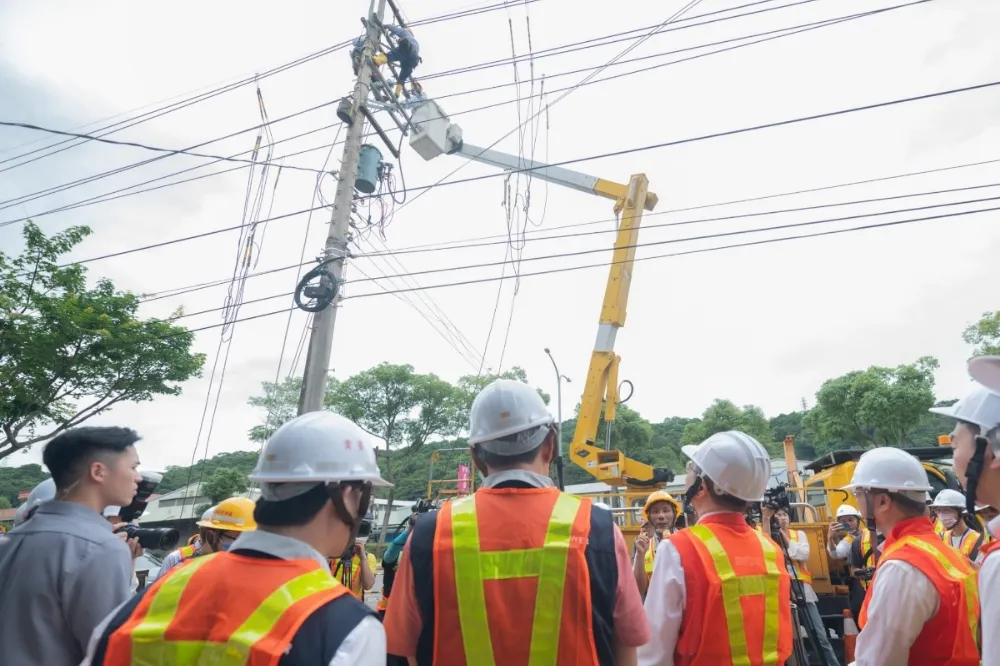 卓榮泰視察台電作業　經濟部長掛保證：準備好了不會缺電