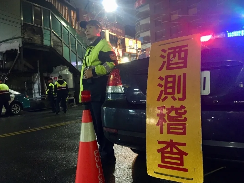 誇張！警員喝到茫酒駕「等紅燈時睡著」　被攔查還拒酒測