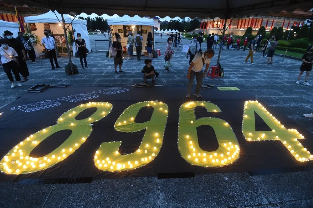 彭麗媛和中共七常委的「六四」故事