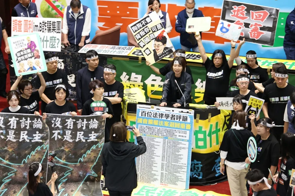 藍綠白立院吵翻天　陳雪生突用怪聲「哇啦哇啦」幫吳思瑤慶生