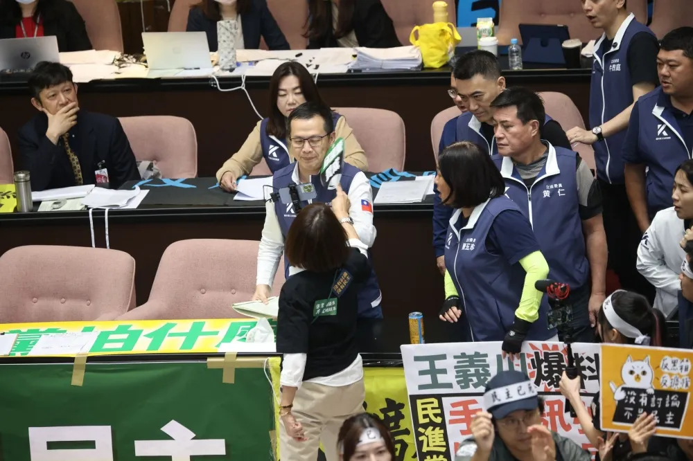 被邱議瑩怒拿扇子「賞巴掌」　羅智強回嗆幫派土匪擬「法律處理」