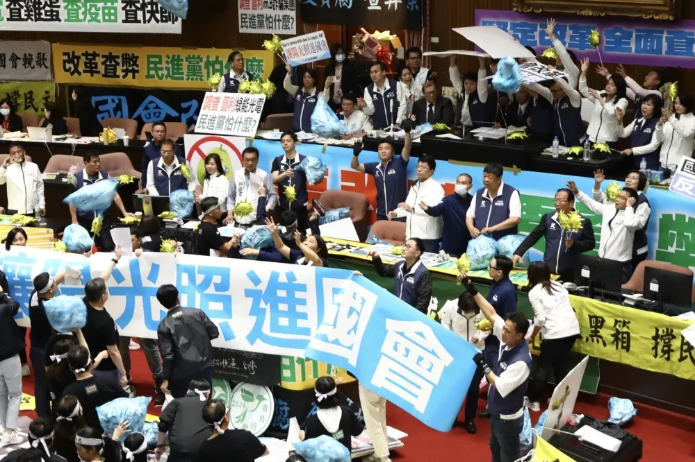 國會改革案三讀　立院太陽氣球vs. 垃圾袋道具大戰　