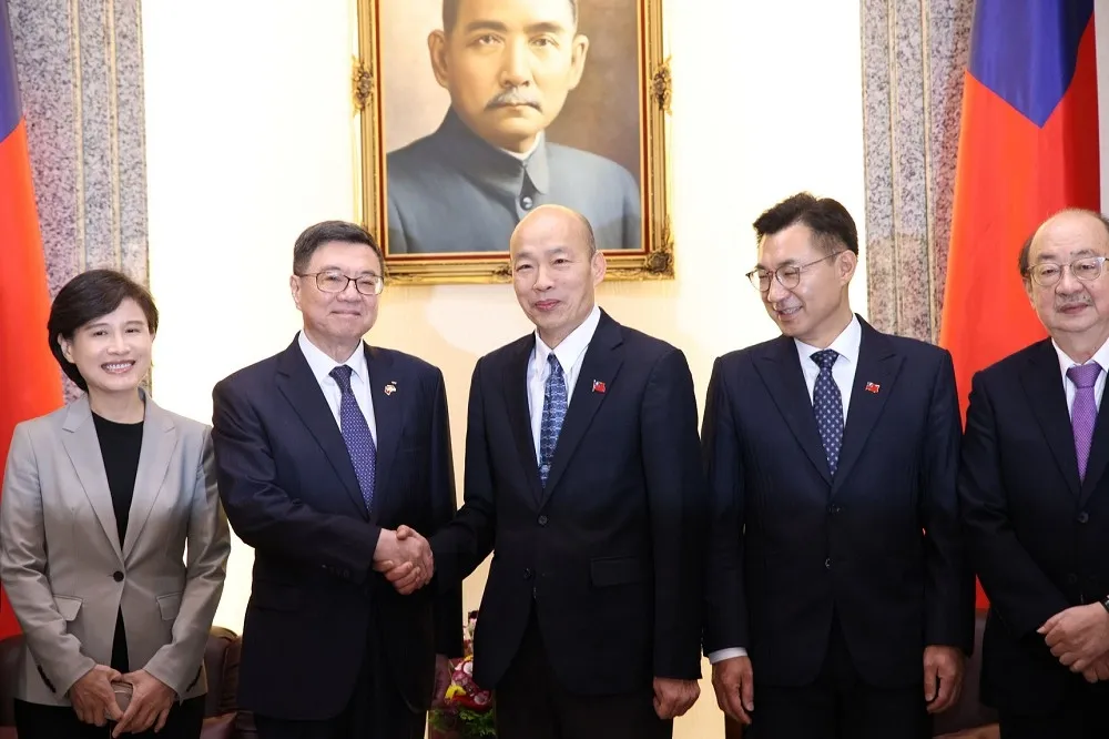 卓榮泰致電韓國瑜盼國會改革暫緩三讀　政院證實兩院溝通管道健康