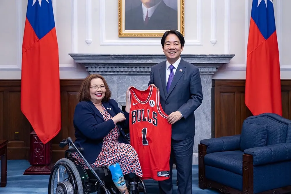 一周內美國跨黨派議員團接連訪台 　中國2.5小時派18架軍機越我中線