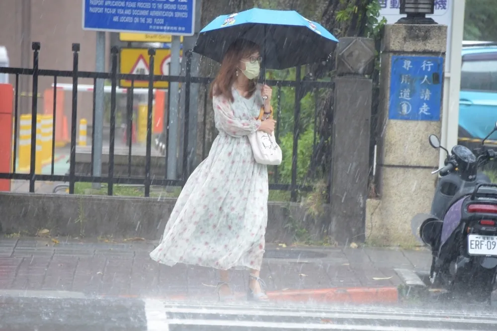 明起全台溼答答　周末南部防大雨、下周一北部轉涼