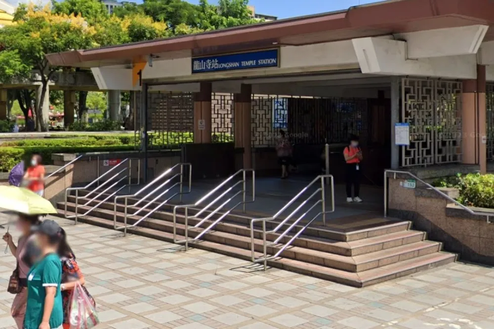 北捷龍山寺站老翁搭手扶梯暈倒　港籍旅客一家4口慘成人肉墊釀2傷