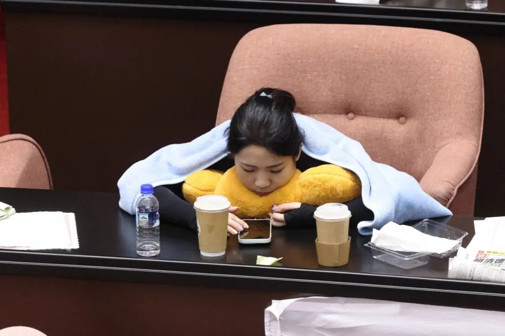 林楚茵爆徐巧芯議場睡大覺 　徐反擊：薪水小偷綠委3點就想下班