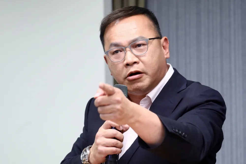 藍委明審電信偵查案　王義川被點名到立院說明怒轟「你是咧著猴喔？」