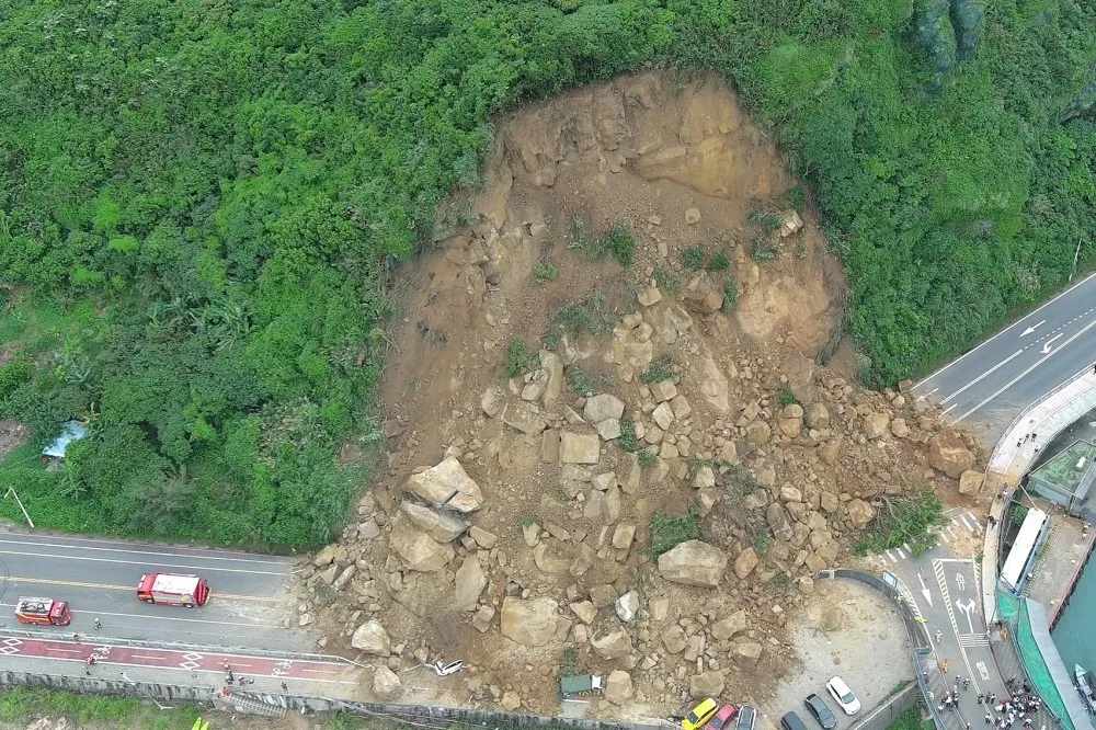 基隆北寧路山崩疑因地震、降雨釀成　公路局：一周後搶通