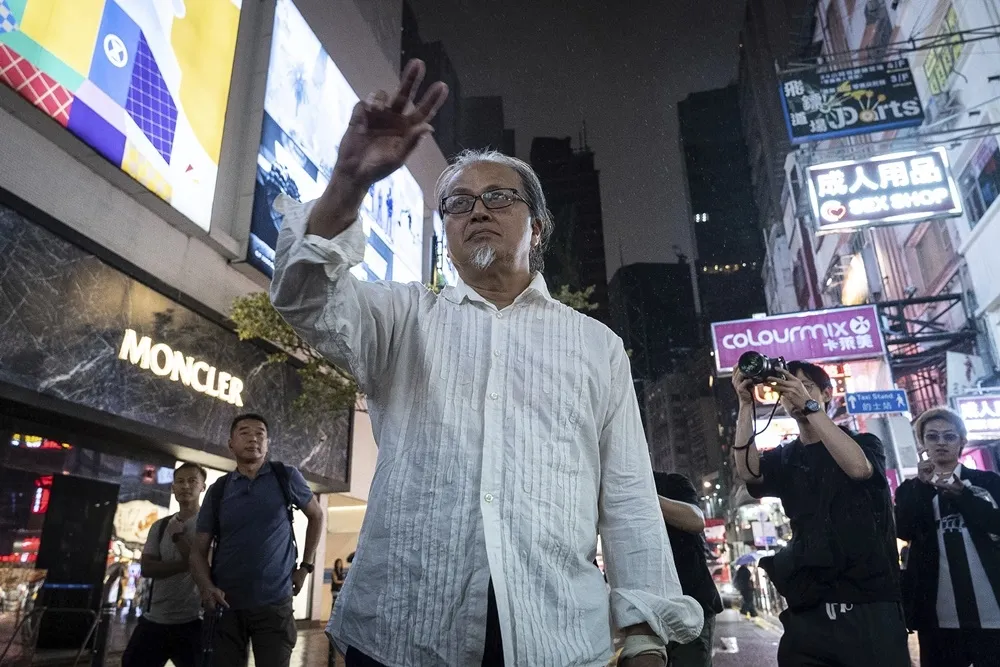 【有片】藝術家比劃「八九六四」竟遭港警帶走　香港特首以「個別日子」取代六四
